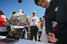 Trọng tài cân và chấm điểm rác để tìm ra đội vô địch. Ảnh: Japan-forward.com - Nationalgeographic.com. bung-no-nhat-rac-the-thao-3.jpg