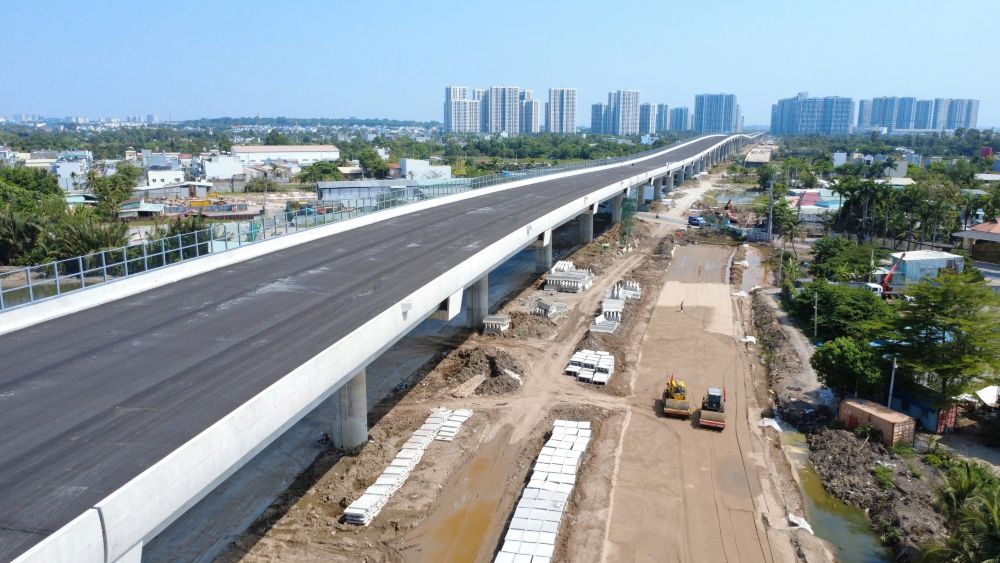 Các xe chuyên dụng được huy động tối đa, làm việc liên tục trên công trường để đảm bảo mốc thông xe kỹ thuật 30.4. Ảnh: Anh Tú