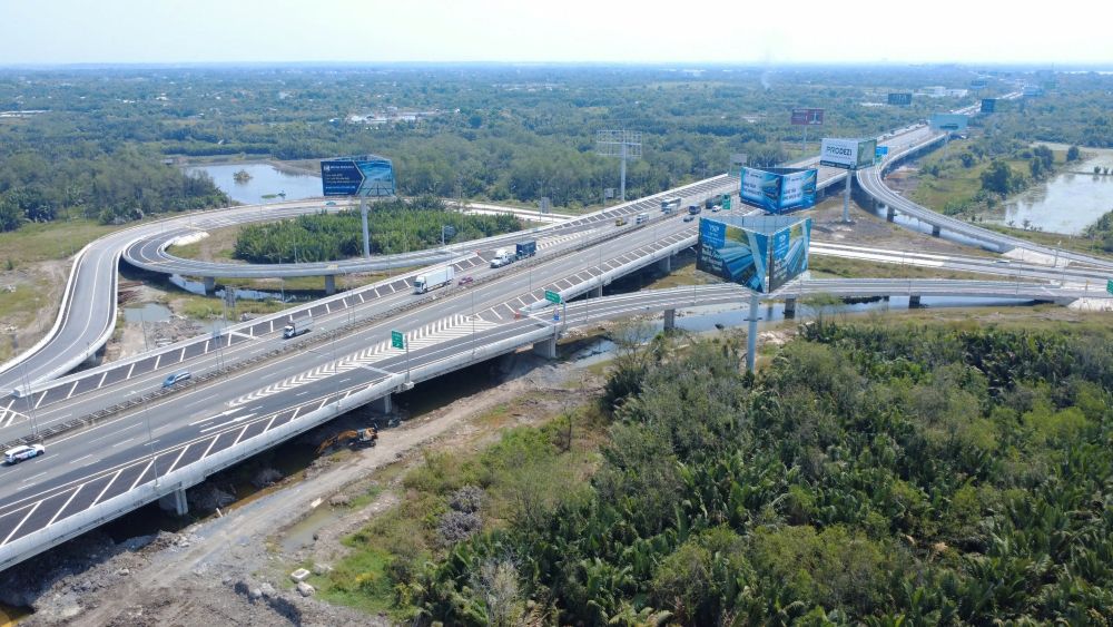 Việc đẩy nhanh hạng mục thảm nhựa giúp dự án Vành đai 3 sớm về đích, kết nối 5 tuyến cao tốc và giải quyết ùn tắc cho cửa ngõ phía Đông TPHCM. Ảnh: Anh Tú