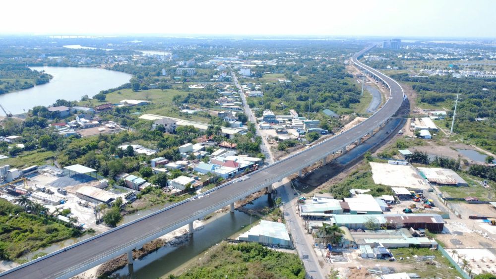 Đoạn Vành đai 3 trên cao từ chùa Bửu Long đến khu đô thị Vinhomes Grand Park đã hiện rõ toàn bộ hình hài với mặt đường được thảm nhựa kéo dài khoảng 4 km. Ảnh: Anh Tú
