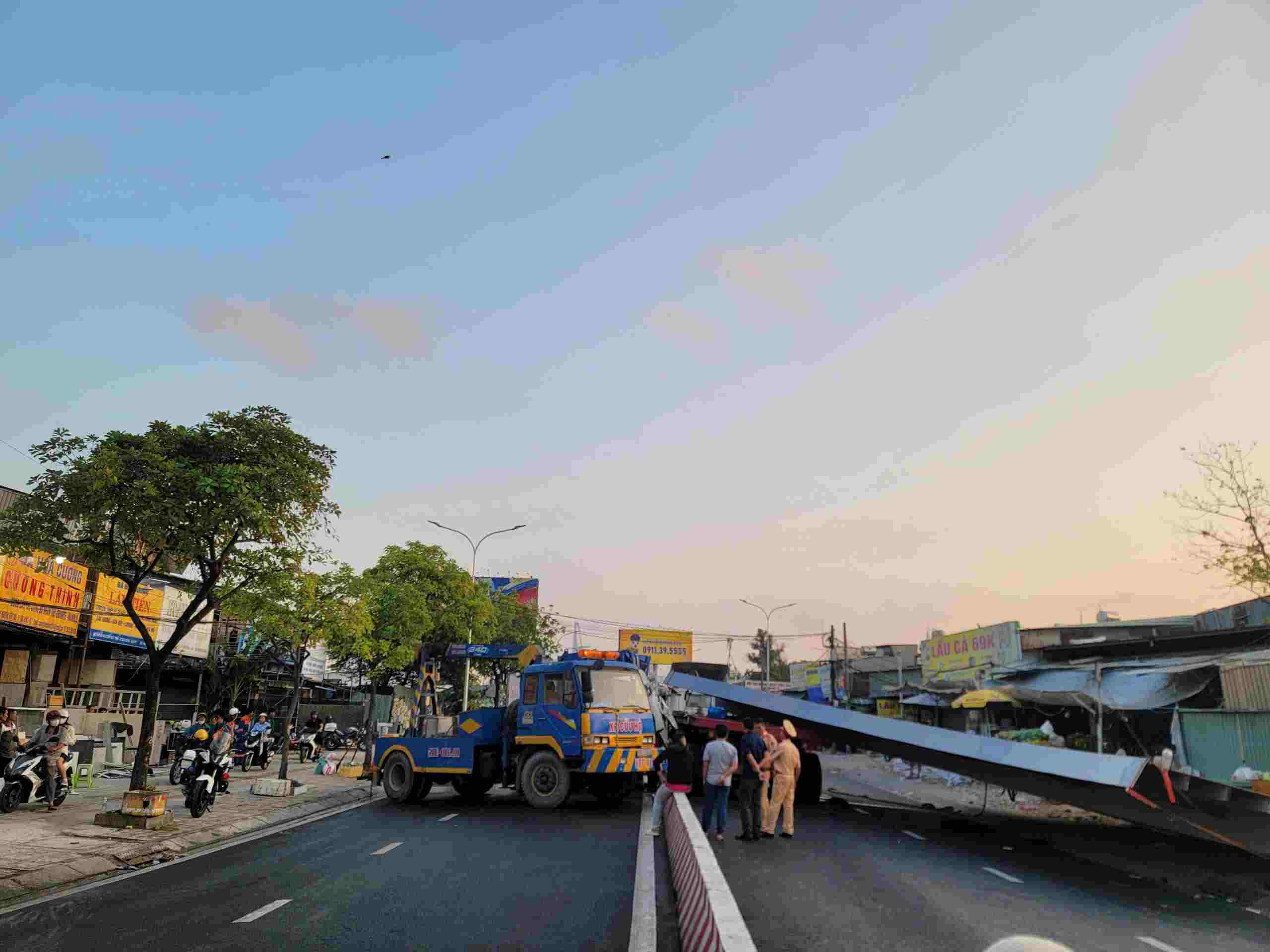 Lực lượng chức năng đang xử lý hiện trường. Ảnh: Đông Hoàng