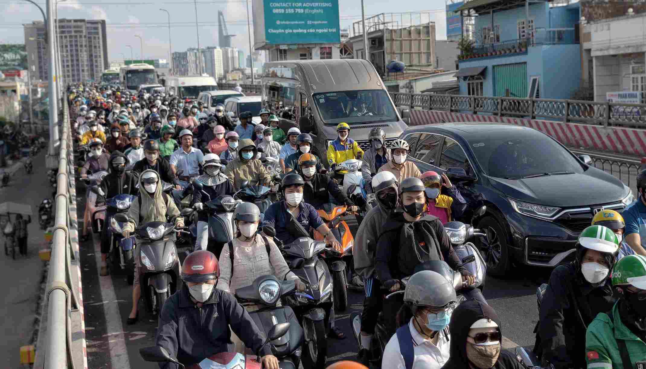 Ùn tắc kéo dài vào giờ cao điểm sáng đoạn gần cầu Kênh Tẻ. Ảnh: Anh Tú