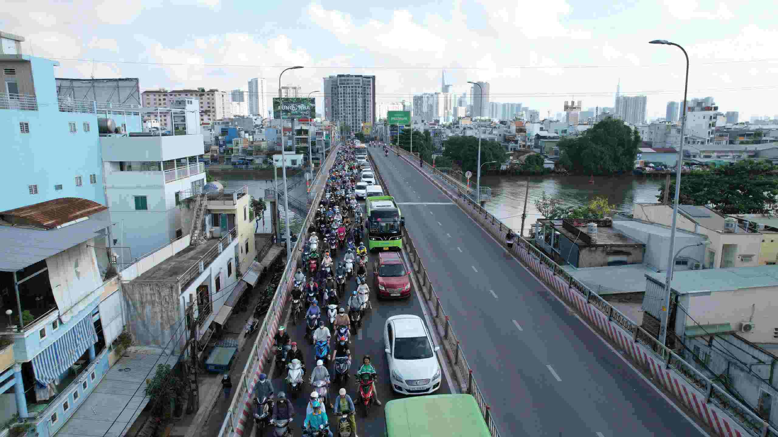 Dòng phường tiện nối đuôi nhau hướng về trung tâm thành phố. Ảnh: Anh Tú