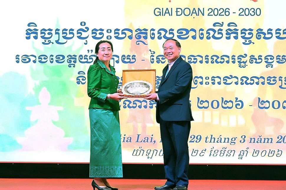 Bí thư Tỉnh ủy Gia Lai Thái Đại Ngọc tặng quà lưu niệm cho tỉnh bạn. Ảnh: BTC