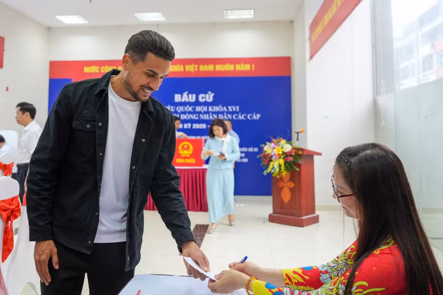 Đỗ Hoàng Hên sau khi hoàn thành quyền công dân trong lần đầu tham gia bầu cử tại Việt Nam. Ảnh: Hà Nội mới. doi-tuyen-viet-nam-thoi-diem-1.jpg