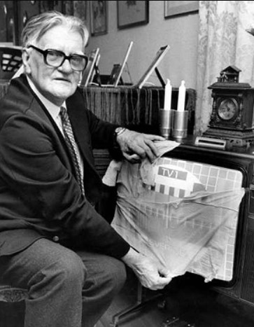 Kjell Stensson tái hiện lại khoảnh khắc hướng dẫn cách phủ một chiếc tất nylon lên màn hình TV. Ảnh: Museum of Hoaxes