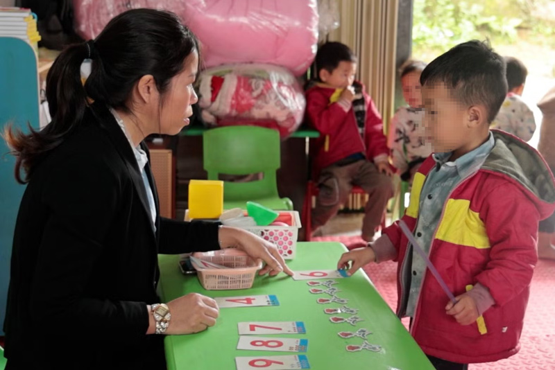 Các giáo viên và học sinh mong từng ngày được học tập ở ngôi trường mới khang trang và an toàn hơn. Ảnh: Mạnh Dũng