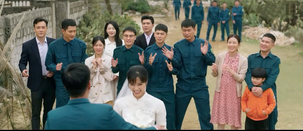 Đám cưới “chất lính” của Lợi - Linh trong tập cuối “Không giới hạn“. Ảnh VFC