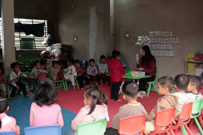 Trong lúc chờ đầu tư trường mới, các giáo viên và hàng chục học sinh vùng cao vẫn miệt mài học tập. Ảnh: Mạnh Dũng.