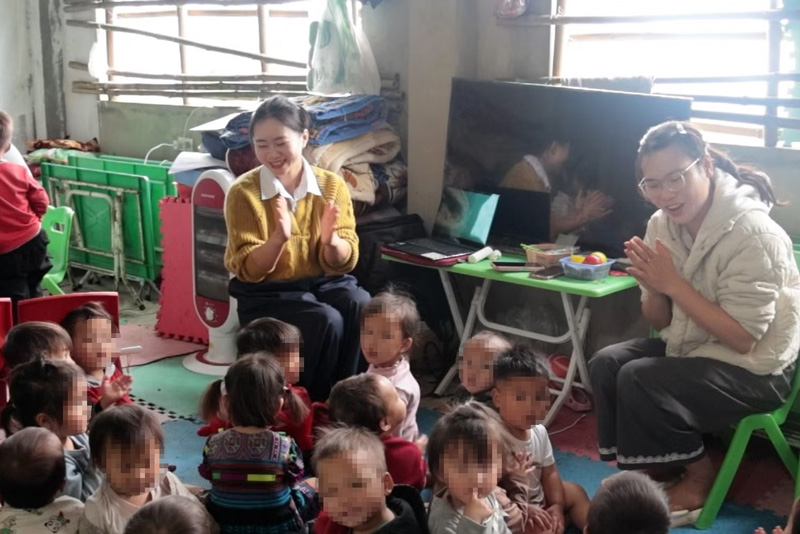 Việc học tập diễn ra trong một không gian nhỏ. Ảnh: Mạnh Dũng