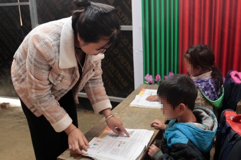 Điều kiện học tập khó khăn là vậy, nhưng các cô trò ở đây vẫn luôn bám trụ với con chữ thân thương. Ảnh: Mạnh Dũng