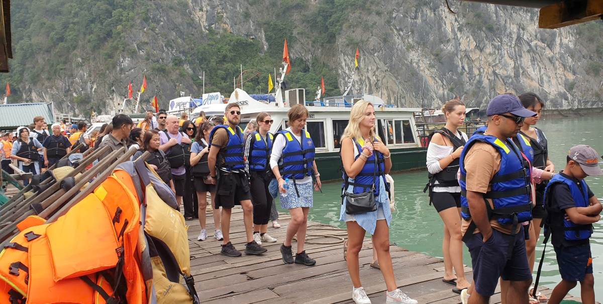 Du khách tham quan hang Sáng, hang Tối, vịnh Lan Hạ. Ảnh: Nguyễn Hùng