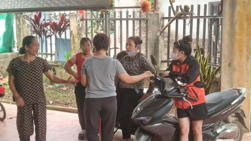 Nhiều phụ huynh hoang mang lo lắng khi phát hiện thịt lợn có dấu hiệu bất thường. Ảnh: Việt Bắc