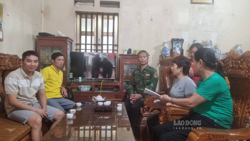 Phụ huynh bất an khi thịt lợn có dấu hiệu bất thường. Ảnh: Việt Bắc