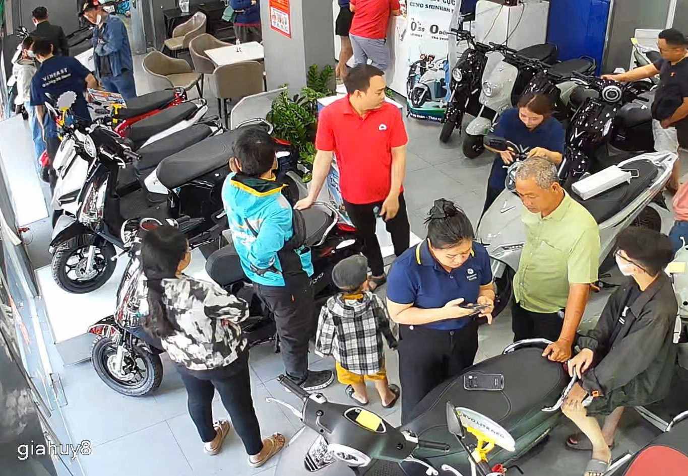 Nhiều người dân quyết định chuyển từ xe xăng sang xe điện. Ảnh: Gia Huy