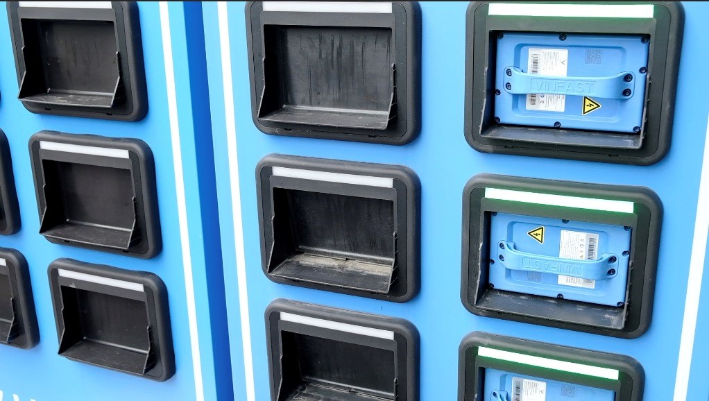 Trạm sạc pin được bố trí tại các cửa hàng đại lý xe điện giúp người dân chủ động, linh hoạt khi cần. Ảnh: Thanh Bình