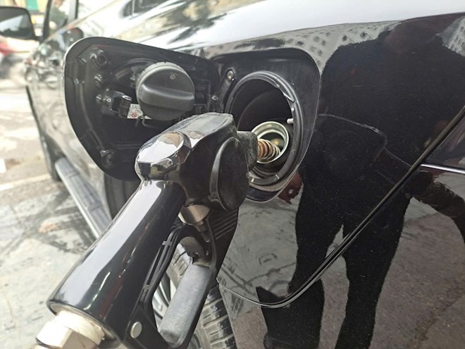 Giá xăng dầu hôm nay 4.4: Biến động trái chiều