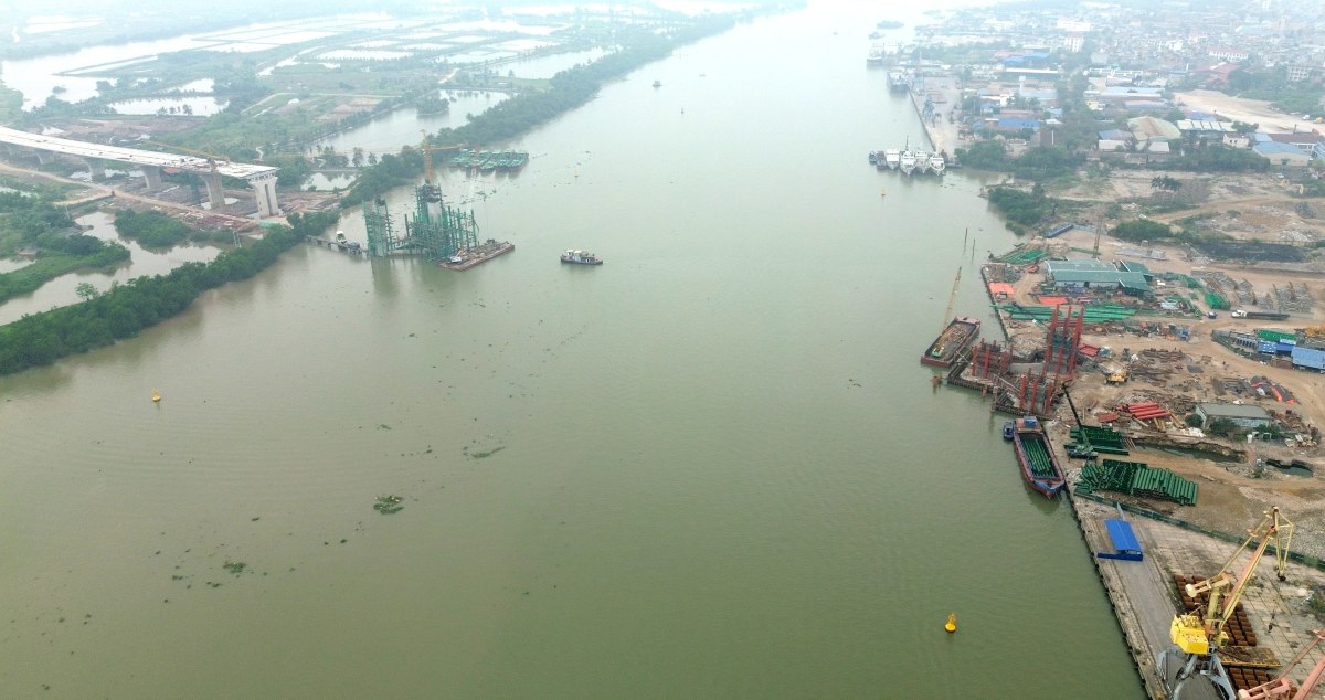 Sau khi hoàn thiện, cầu Nguyễn Trãi sẽ là cầu thứ 6 bắc qua sông Cấm và là cầu dây văng rộng nhất tại Hải Phòng. Ảnh: Mai Dung