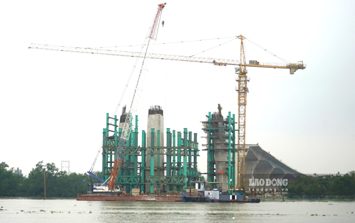 Trụ cầu đang được thi công gấp rút. Ảnh: Mai Dung
