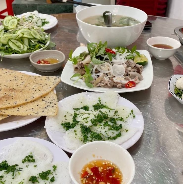 Bánh hỏi cháo lòng được ăn kèm với bánh tráng nướng giòn mềm, rau sống tươi ngon là “chuẩn bài“. Ảnh: Thanh Bình