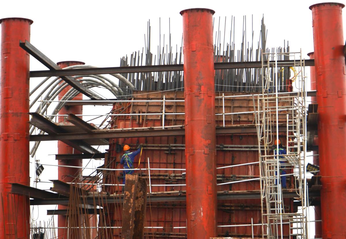 Hơn 100 công nhân đang được huy động thi công 2 trụ chính của cầu Nguyễn Trãi. Ảnh: Mai Dung