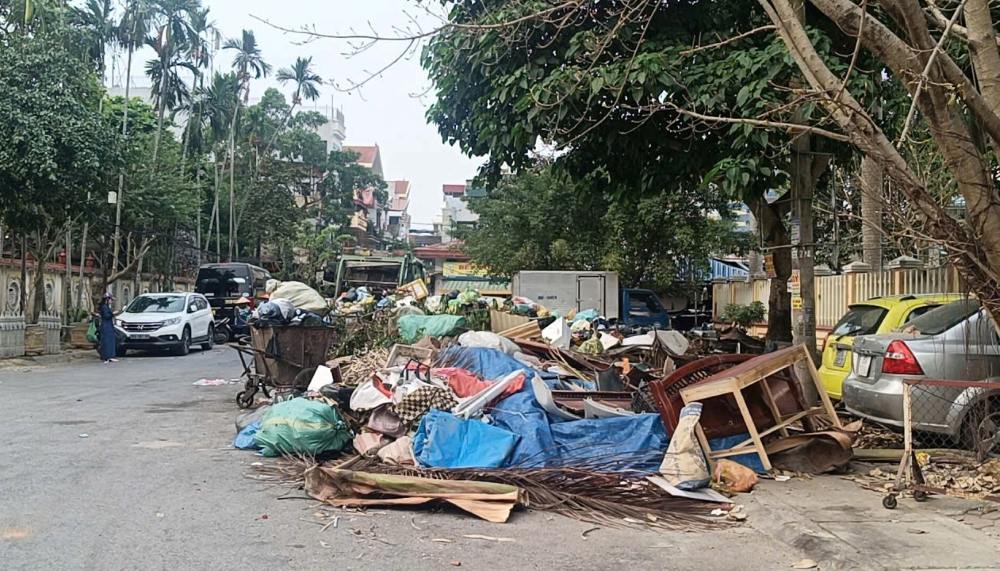 Theo đại diện UBND phường Hạc Thành (Thanh Hóa), việc xử lý rác hiện nay chỉ mang tính tạm thời, chưa có giải pháp lâu dài. Ảnh: Quách Du