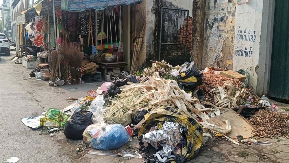 Rác thải ùn ứ tại các khu dân cư ở phường Hạc Thành (Thanh Hóa) những ngày đầu tháng 4.2026. Ảnh: Quách Du