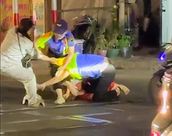 Cố vượt đường ray khi tàu đến gần, một phụ nữ còn hành hung nhân viên gác chắn đường sắt tại phường Thanh Khê, Đà Nẵng. Ảnh: Trường An