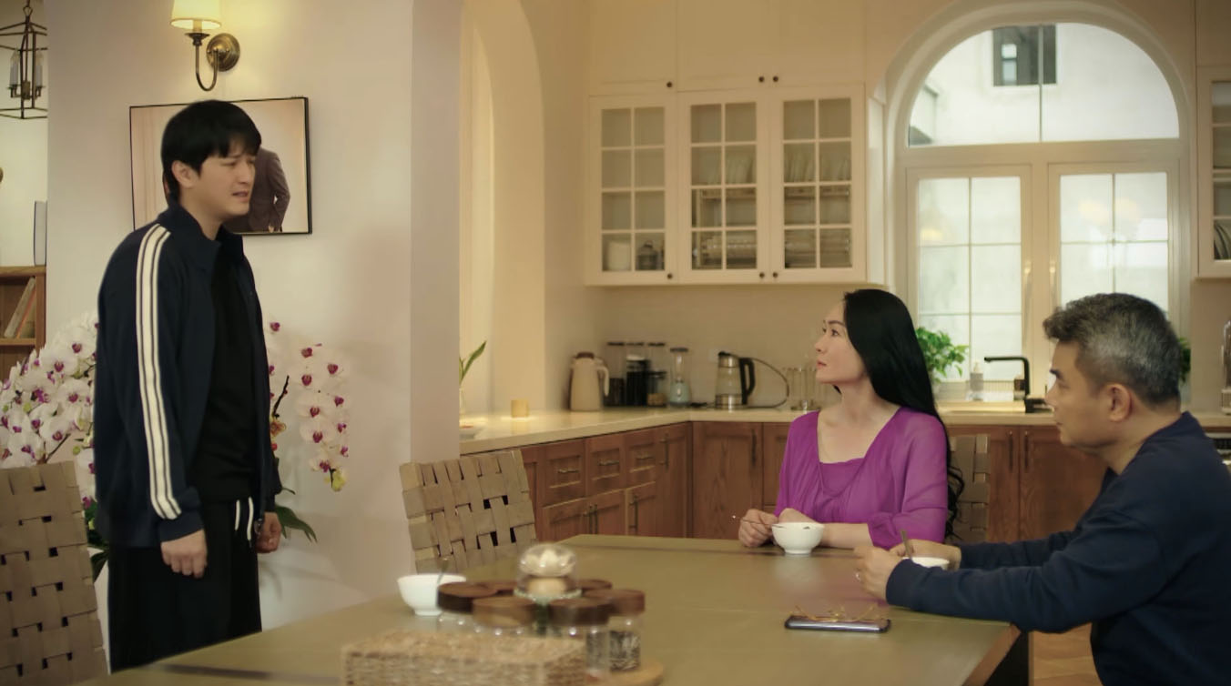 Quân lạnh nhạt với bố mẹ trong tập 20 phim “Bước chân vào đời“. Ảnh: VFC.