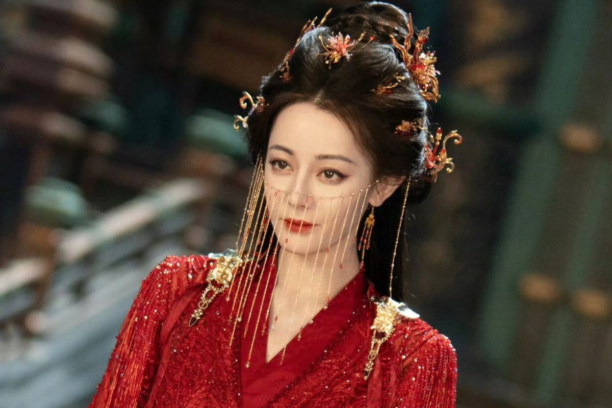 Địch Lệ Nhiệt Ba trong phim “Bạch nhật đề đăng” đang phát sóng. Ảnh: Nhà sản xuất