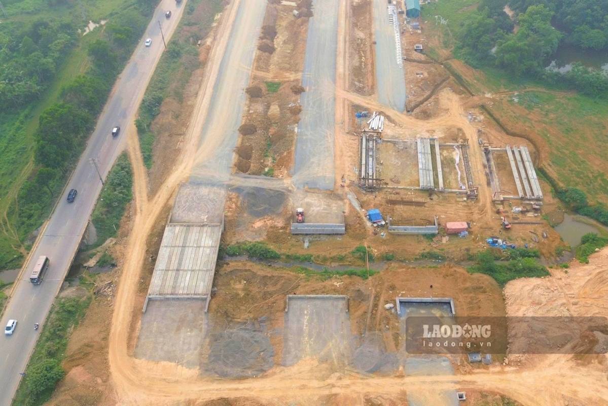 Sau 3 năm khởi công, dự án đường nối Đại lộ Thăng Long đến cao tốc Hòa Lạc - Hòa Bình đã có nhiều chuyển biến. Ảnh: Minh Nguyễn