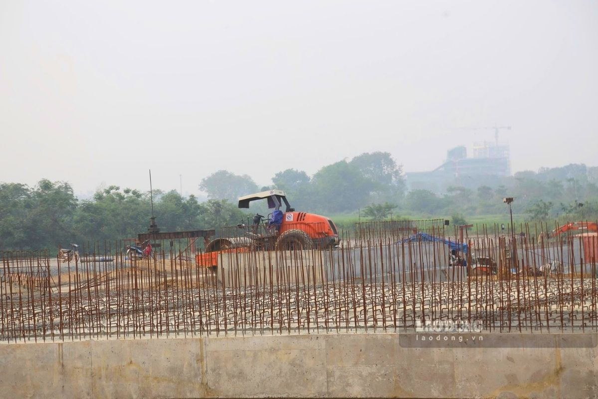 Chỉ có số ít công nhân, máy móc thi công, thậm chí máy xúc không có người vận hành. Ảnh: Minh Nguyễn