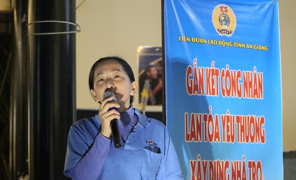 Nữ công nhân tham gia hát giao lưu. Ảnh: Nguyên Anh