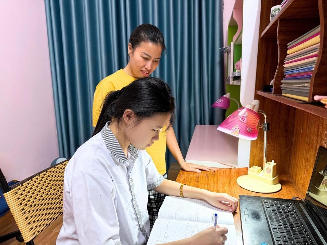 Nhiều phụ huynh Hà Nội đồng hành cùng con trong giai đoạn “chạy nước rút” trước kỳ thi lớp 10 THPT năm 2026. Ảnh: Phương Anh