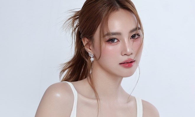 Ninh Dương Lan Ngọc và thời trang hè trẻ trung, gợi cảm