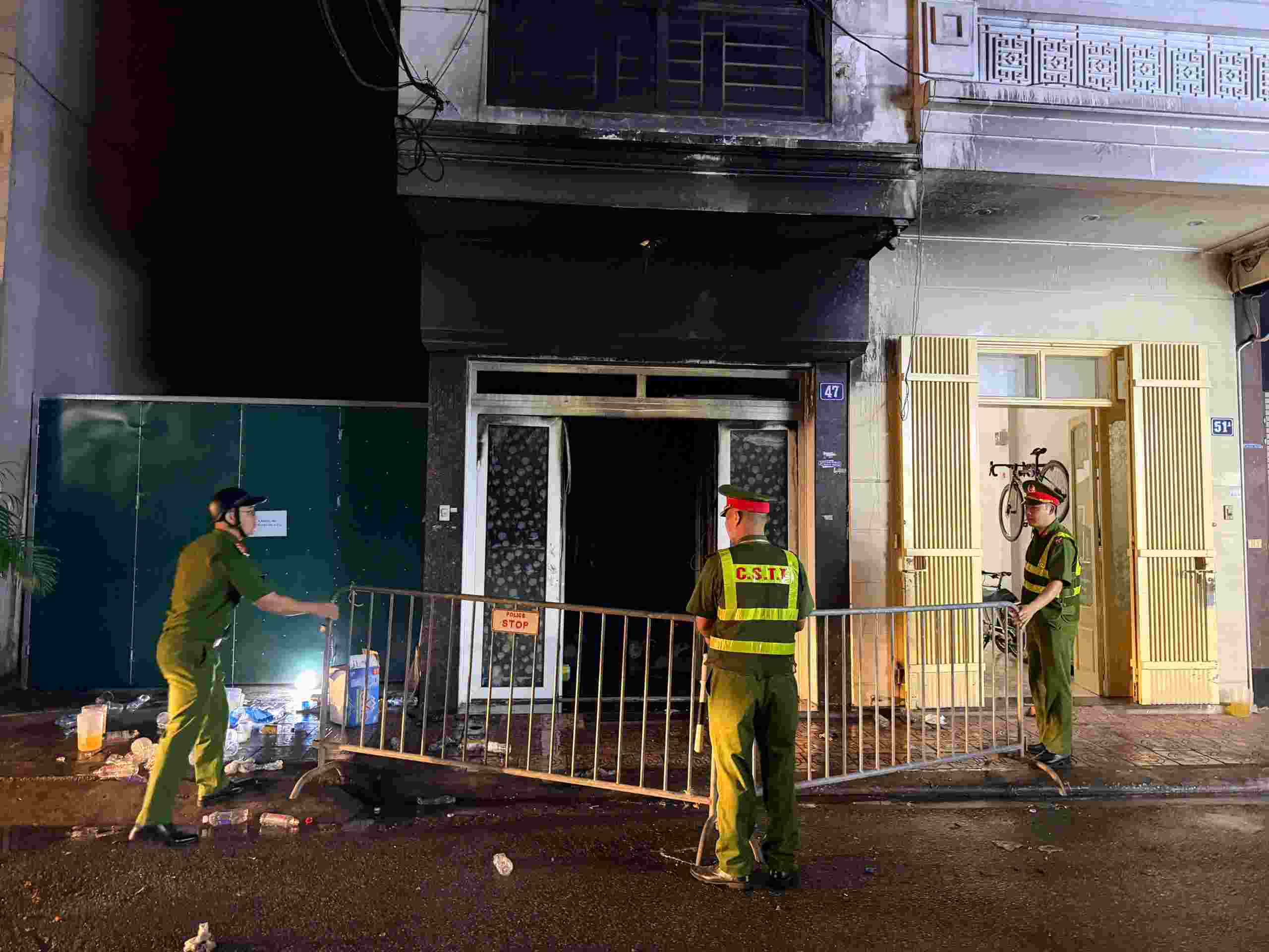 Lực lượng chức năng phong tỏa hiện trường phục vụ công tác điều tra nguyên nhân. Ảnh: Thế Kỷ