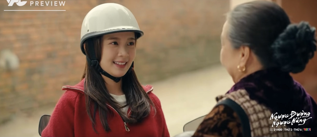 Bà Chính và Mai ngày càng thân thiết trong tập 9 phim “Ngược đường ngược nắng“. Ảnh: VFC.