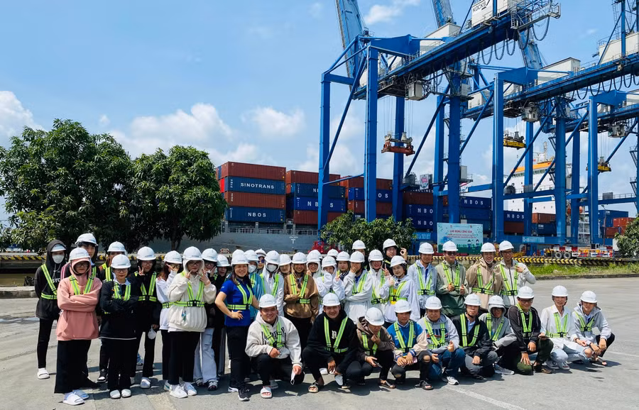 Sinh viên Khoa Kinh tế biển – Logistics, Trường Đại học Bà Rịa – Vũng Tàu học tập thực tế tại cảng Tân Cảng Cát Lái. Ảnh: BVU hoc-tap-trai-nghiem-3.jpg