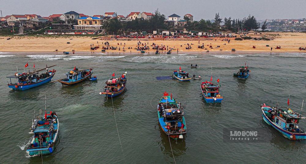 Phía bờ biển, thuyền đánh cá vẫn liên tục vào bờ, mang theo những chiến lợi phẩm. Ảnh: Nguyễn Luân