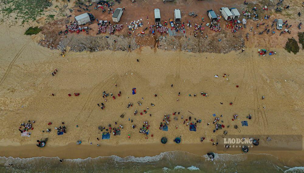 Không khí mua bán cá nục tại bờ biển diễn ra rộn ràng. Ảnh: Nguyễn Luân