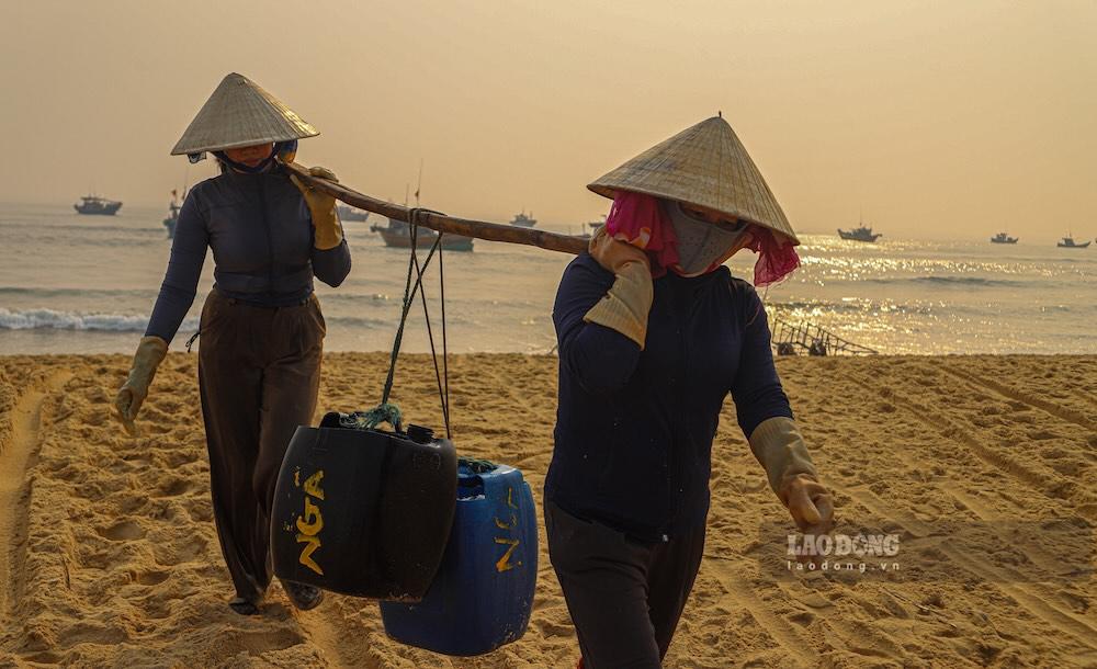 Gánh nước biển để rửa cá. Ảnh: Nguyễn Luân