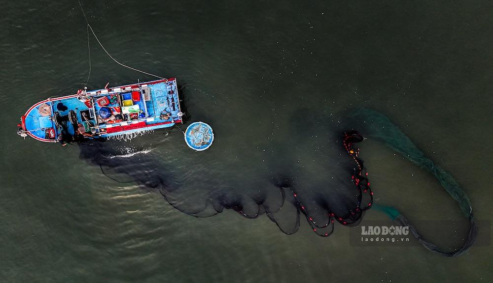 Sau khi hoàn thành công việc, những ngư dân sẽ thả lưới xuống biển để giặt. Ảnh: Nguyễn Luân