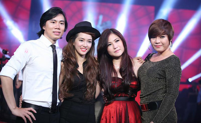Top 4 Giọng hát Việt 2012, từ trái qua: Kiên Giang, Đinh Hương, Hương Tràm và Lê Xuân Nghi. Ảnh BTC
