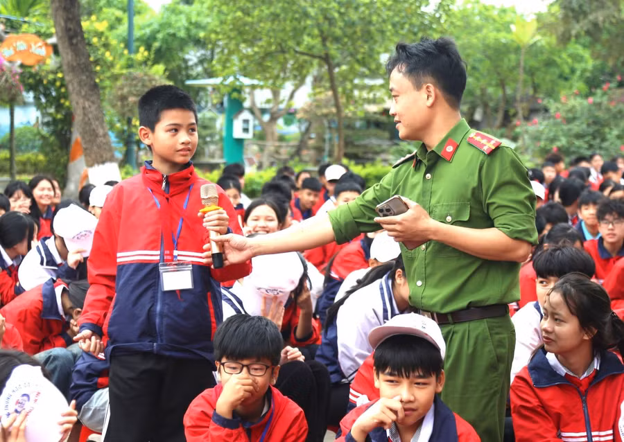 Học sinh Trường THCS Đồng Sơn (xã Nam Đồng) tham gia hoạt động tuyên truyền phòng, chống tác hại của thuốc lá.