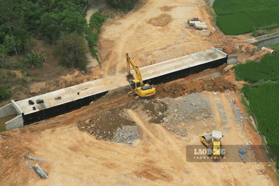 Nhà thầu thi công đang đào đắp nền đường, thi công hệ thống thoát nước. Ảnh: Tô Công