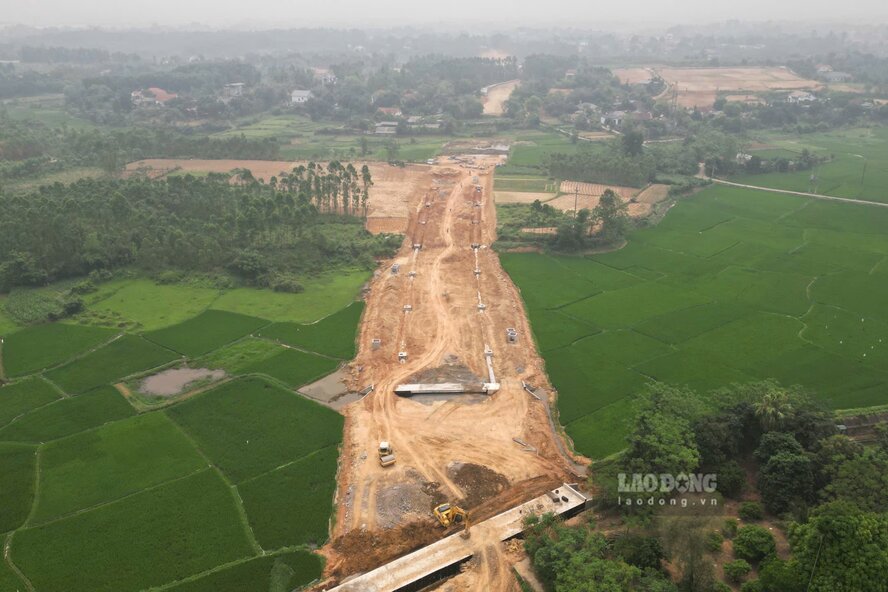 Tuyến đường đi xuyên qua các cánh đồng, khu dân cư. Ảnh: Tô Công