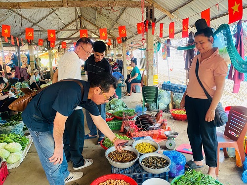 Du khách thích thú với hàng hoá độc đáo. Ảnh: Trường Sơn