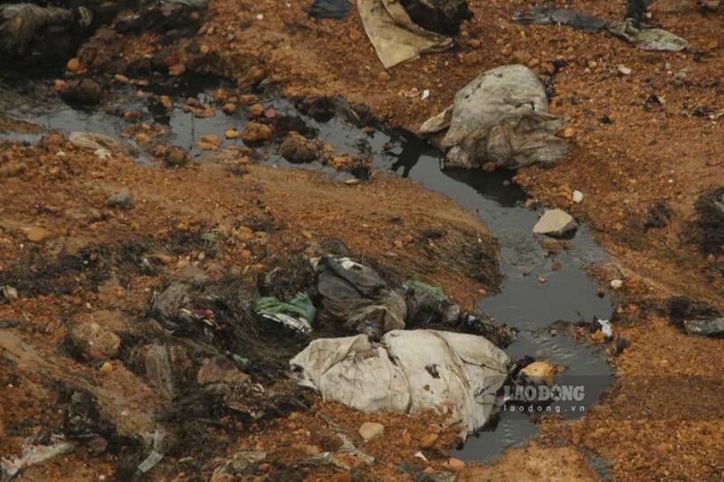 Nước thải từ bãi rác ảnh hưởng đến môi trường, cuộc sống người dân. Ảnh: Việt Bắc