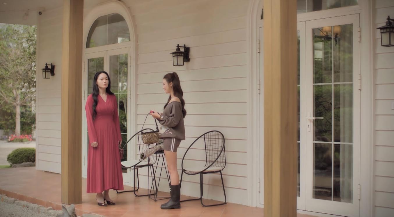 Bà Dung sốc khi “tình một đêm” của Quân lại tới nhà tìm. Ảnh: VFC.