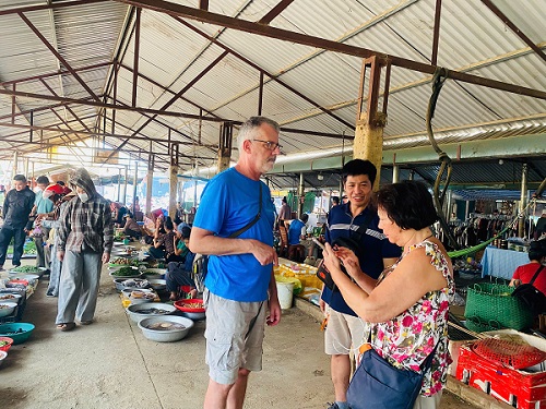 Khách Tây bị thu hút bởi chợ Nà Sy. Ảnh: Trường Sơn